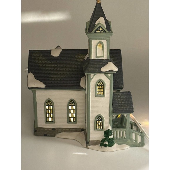 Santa's Workbench Cedar Valley Chapel Lighted Building Towne Series Christmas - Picture 3 of 11